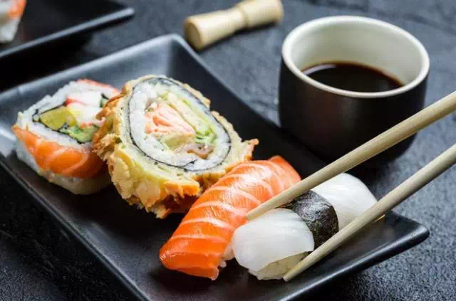 回转寿司与传统寿司对比：轻松享受日本美食的便捷与乐趣