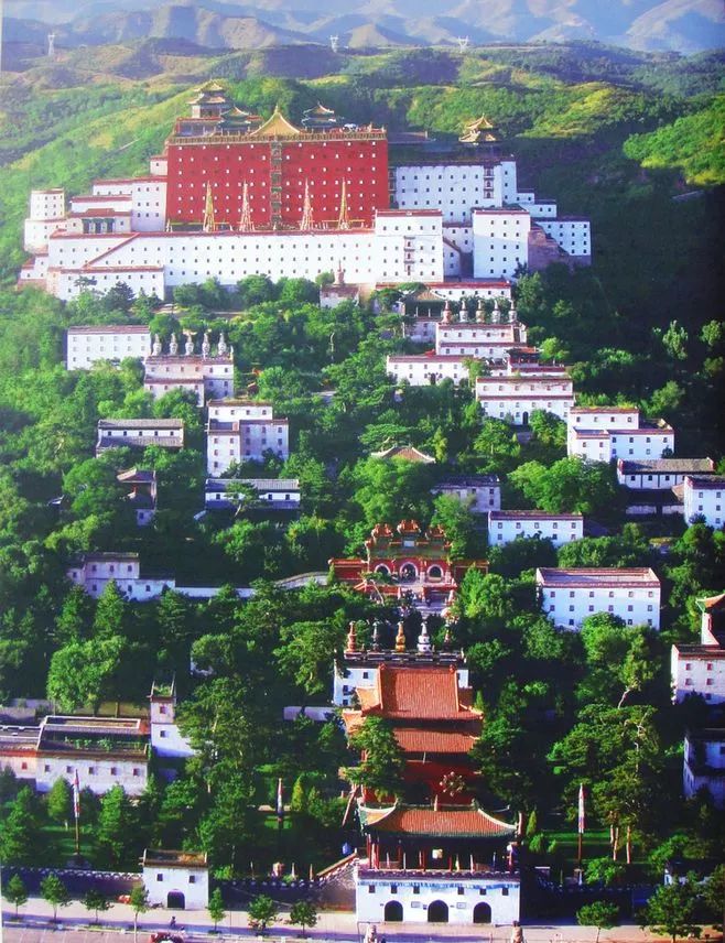 热河行宫:承德避暑山庄的清凉之旅,揭秘清朝皇家园林的避暑智慧与政治功能 热河行宫:承德避暑山庄的清凉之旅,揭秘清朝皇家园林的避暑智慧与政治功能