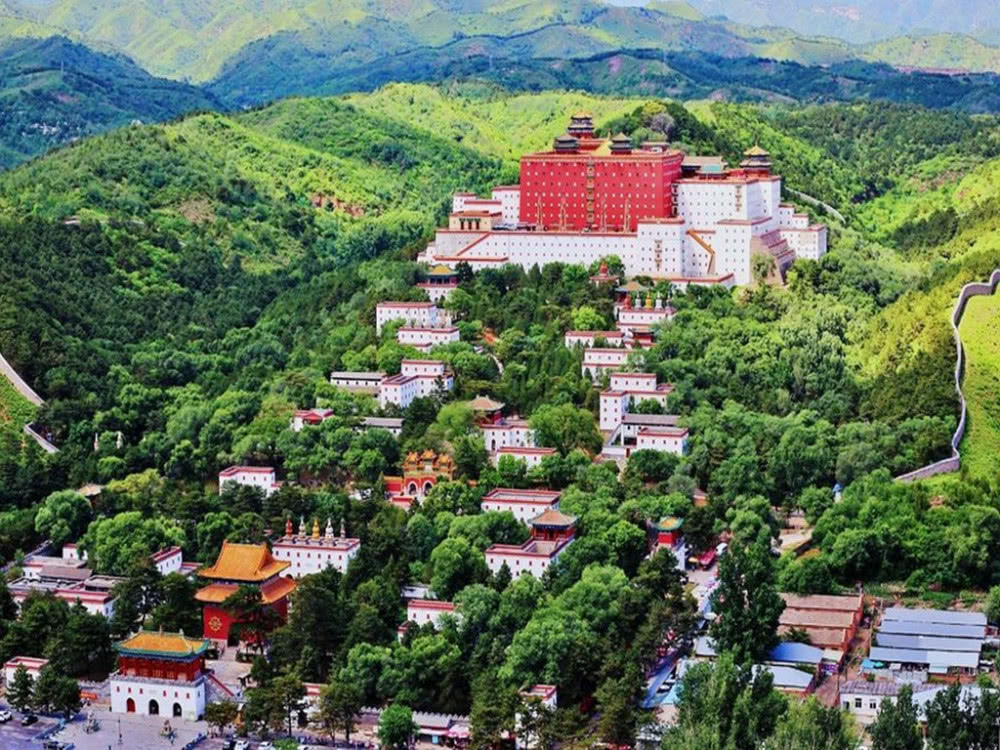 热河行宫:承德避暑山庄的清凉之旅,揭秘清朝皇家园林的避暑智慧与政治功能 热河行宫:承德避暑山庄的清凉之旅,揭秘清朝皇家园林的避暑智慧与政治功能