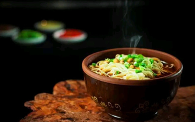 重庆老太婆摊摊面:30年坚守的老街味道,带你寻味山城最地道的麻辣记忆 重庆老太婆摊摊面:30年坚守的老街味道,带你寻味山城最地道的麻辣记忆