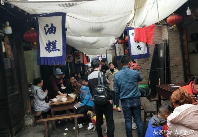 重庆老太婆摊摊面:30年坚守的老街味道,带你寻味山城最地道的麻辣记忆 重庆老太婆摊摊面:30年坚守的老街味道,带你寻味山城最地道的麻辣记忆