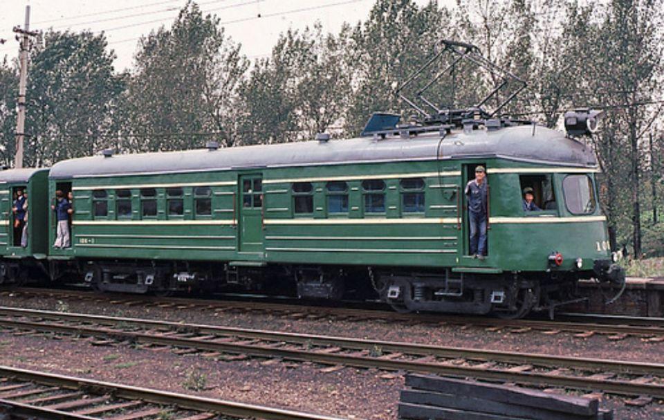 火车车次查询终极指南：从手写时刻表到智能APP，轻松规划完美旅程