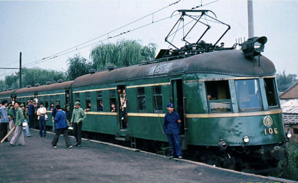 火车车次查询终极指南：从手写时刻表到智能APP，轻松规划完美旅程