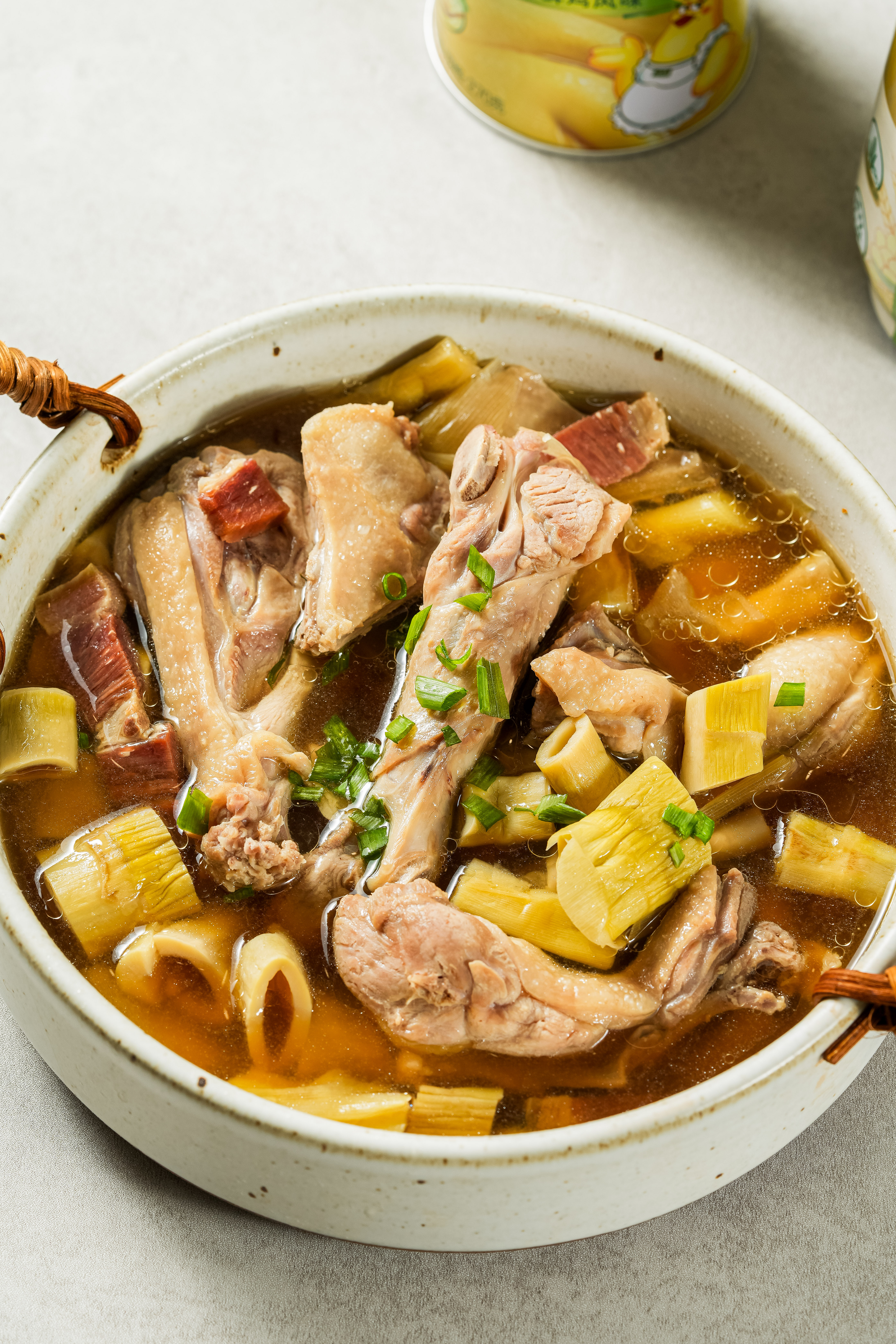 笋干老鸭煲:秋冬滋补首选,江南家常美味轻松做 笋干老鸭煲:秋冬滋补首选,江南家常美味轻松做