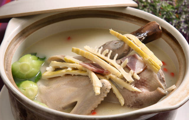 笋干老鸭煲:秋冬滋补首选,江南家常美味轻松做 笋干老鸭煲:秋冬滋补首选,江南家常美味轻松做